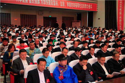 与会人员聆听报告