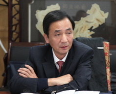政协主席李银成与代表委员进行分组讨论