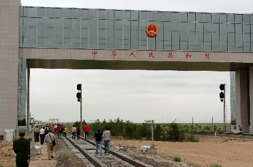二连浩特口岸国门主体竣工
